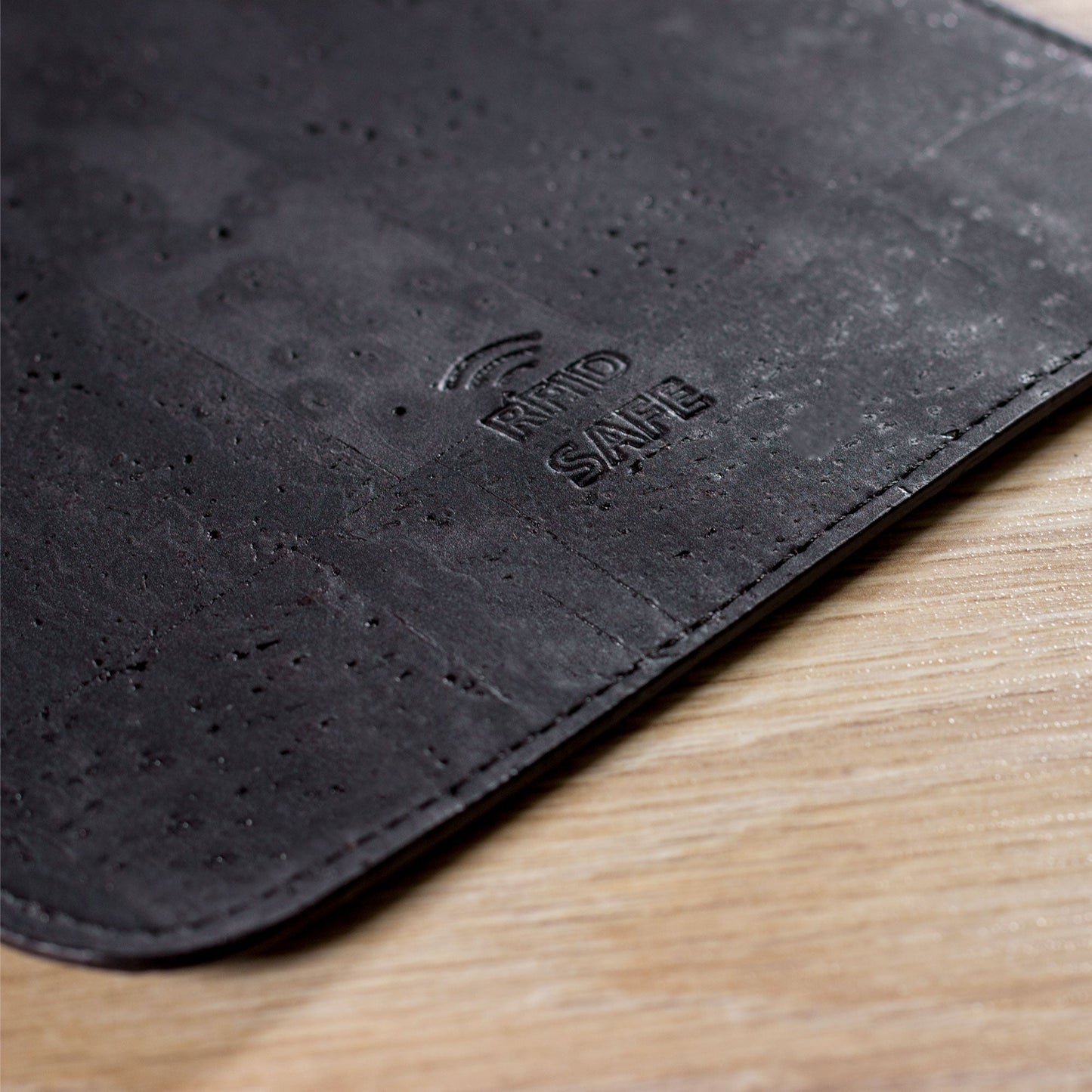 Travel_Neck_Wallet_vegan_cork_light-black_rfid