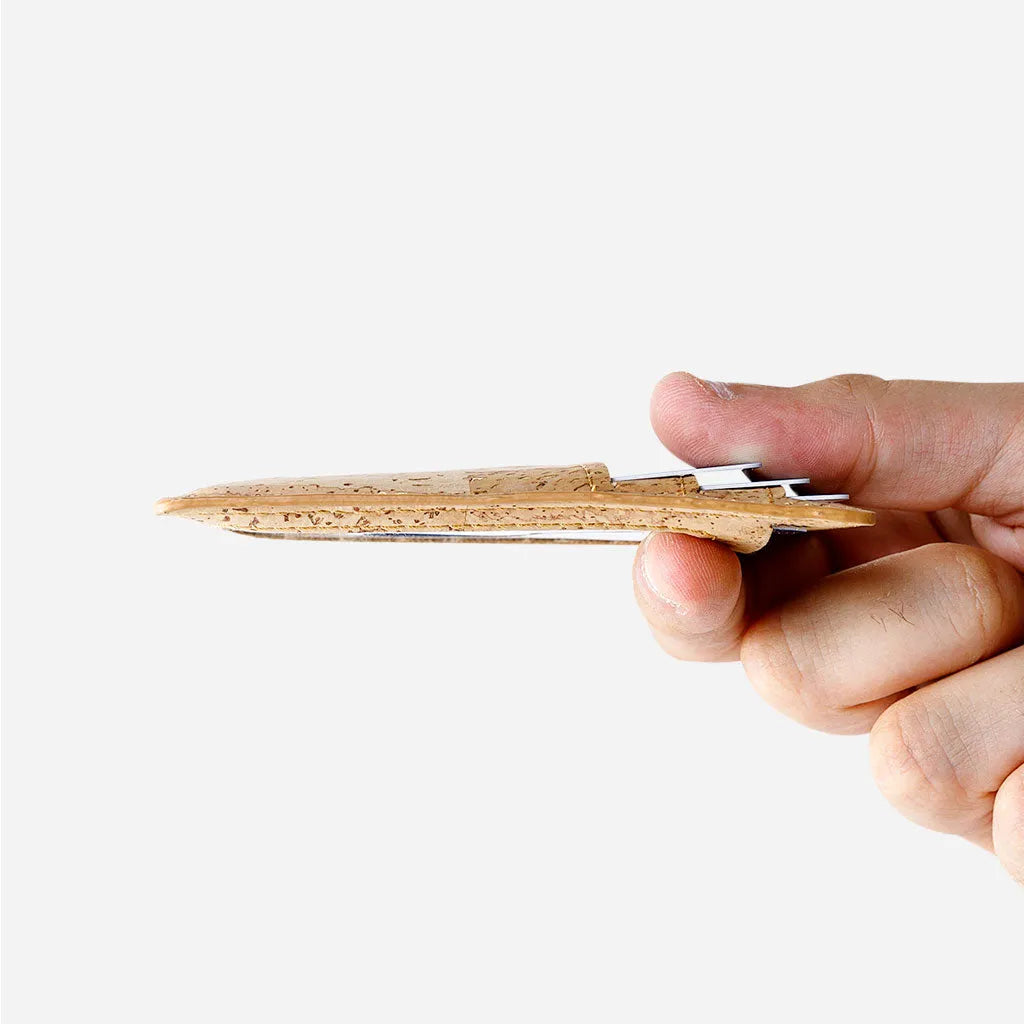 Side Horizontal view of the cards holder wallet. Showing its thicness.