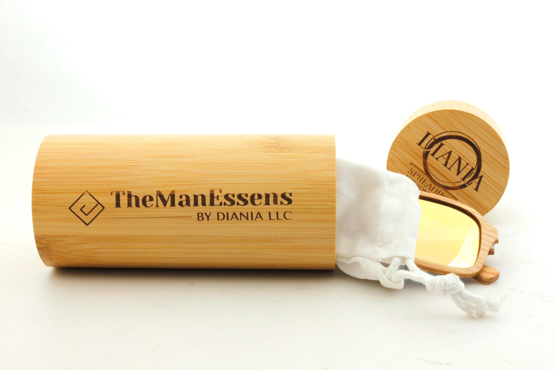 Bèrnia layered oak wood sunglasses inside cottong bag and bamboo cinlinder case