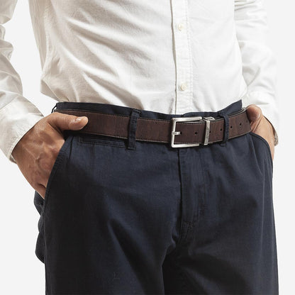 Man wearing the brown side of the 35 mm cork belt with navy trousers